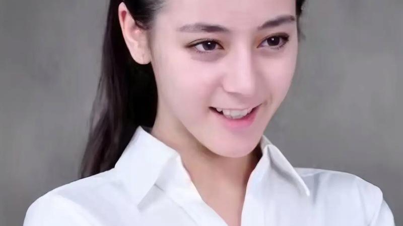 迪丽热巴深V亮相DIOR晚宴，从入场到落座全程大方展示造型